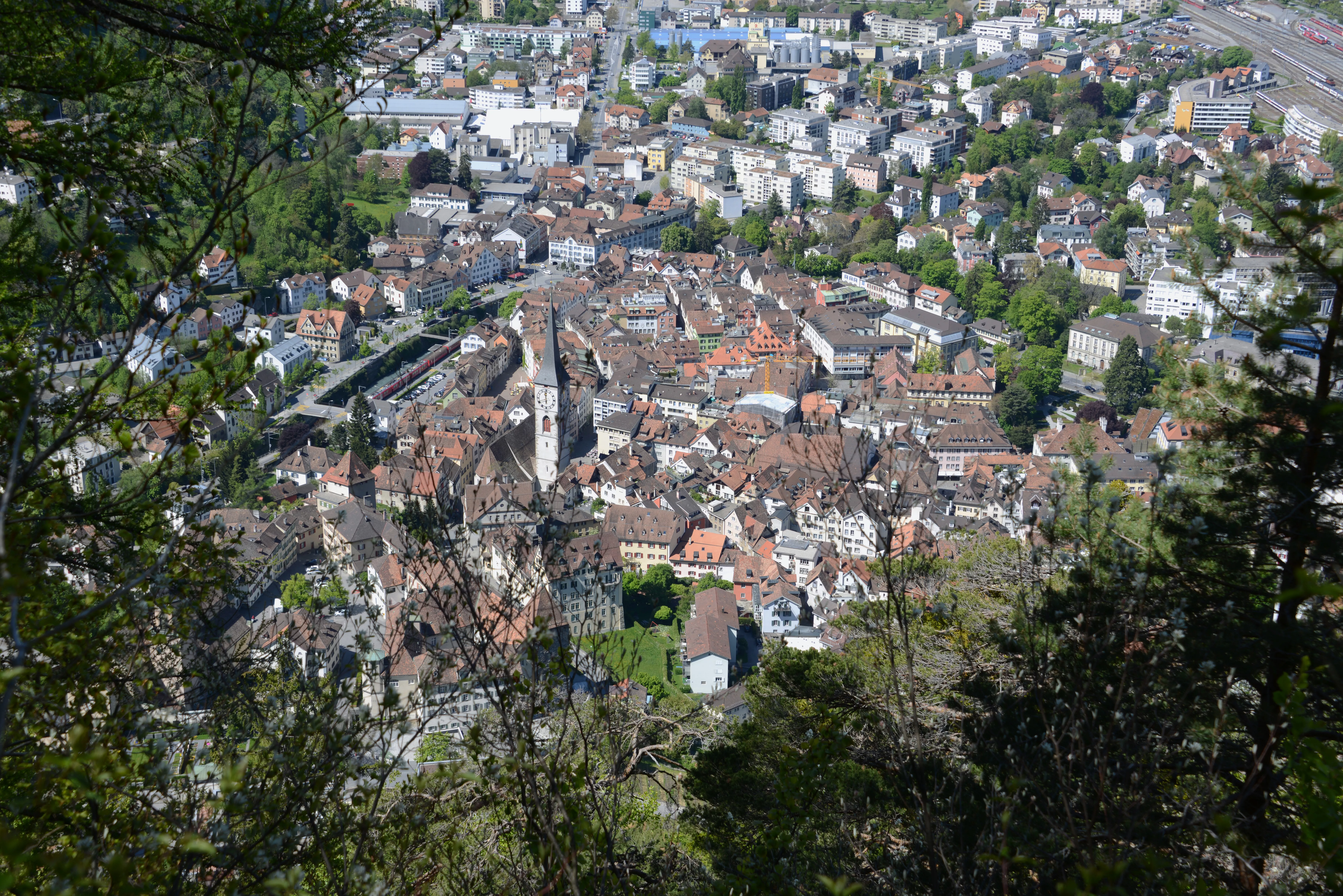 Blick auf die Altstadt vom Nassplattenweg aus. (Foto Stadt Chur / Walter Schmid)